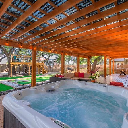 Luxurious Home With Hot Tub & Tree Deck By 6Flags ซานอันโตนิโอ ภายนอก รูปภาพ