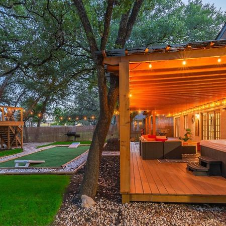 Luxurious Home With Hot Tub & Tree Deck By 6Flags ซานอันโตนิโอ ภายนอก รูปภาพ