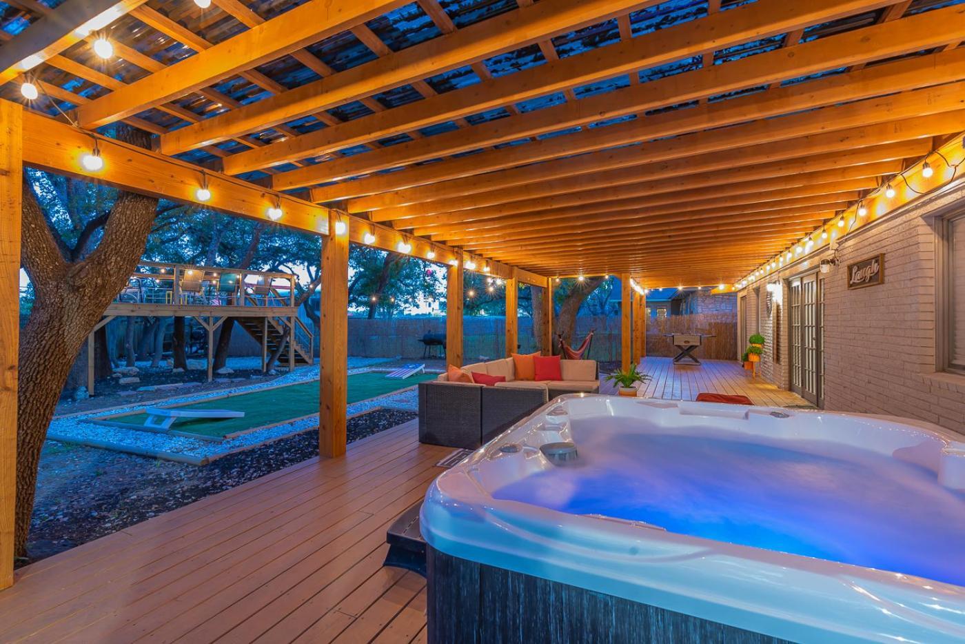 Luxurious Home With Hot Tub & Tree Deck By 6Flags ซานอันโตนิโอ ภายนอก รูปภาพ