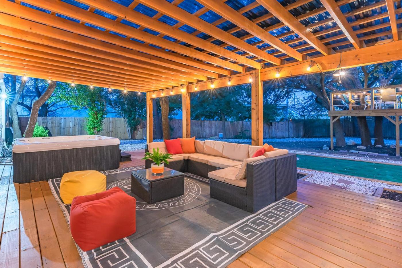 Luxurious Home With Hot Tub & Tree Deck By 6Flags ซานอันโตนิโอ ภายนอก รูปภาพ