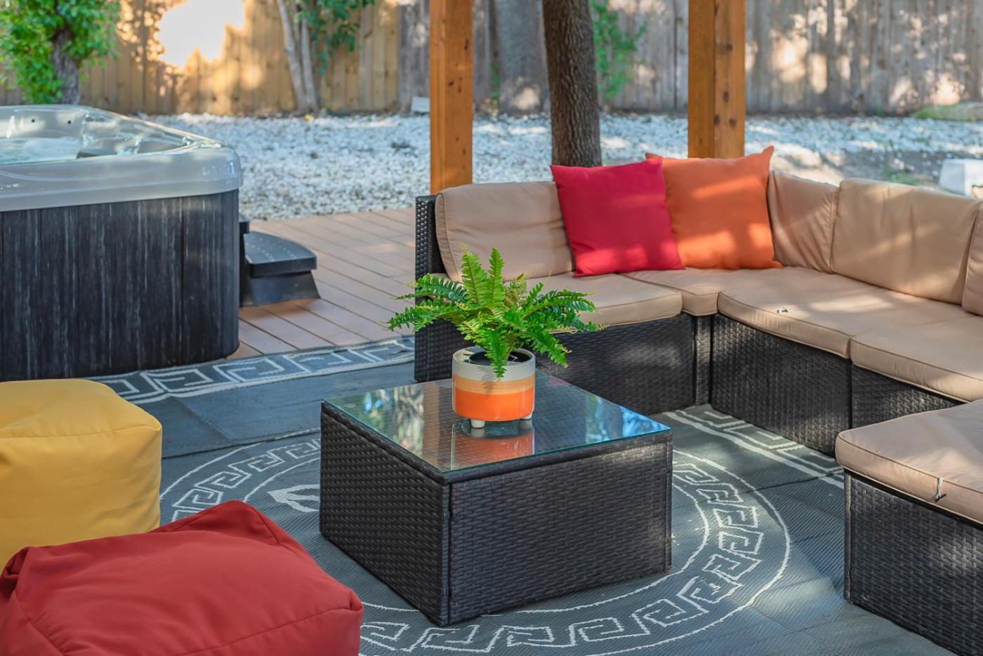 Luxurious Home With Hot Tub & Tree Deck By 6Flags ซานอันโตนิโอ ภายนอก รูปภาพ