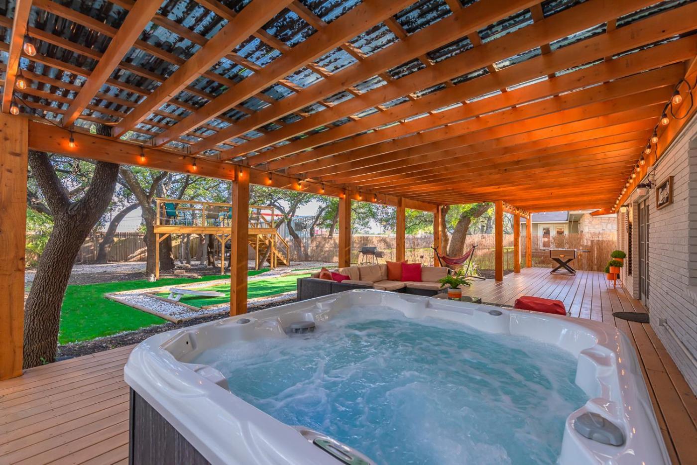 Luxurious Home With Hot Tub & Tree Deck By 6Flags ซานอันโตนิโอ ภายนอก รูปภาพ