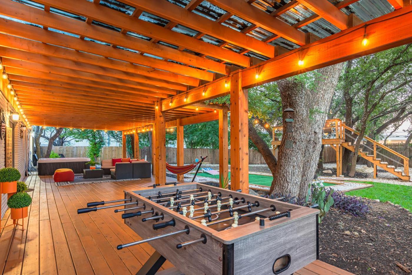 Luxurious Home With Hot Tub & Tree Deck By 6Flags ซานอันโตนิโอ ภายนอก รูปภาพ