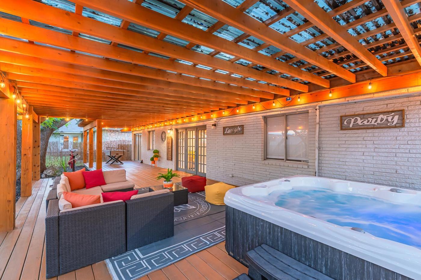 Luxurious Home With Hot Tub & Tree Deck By 6Flags ซานอันโตนิโอ ภายนอก รูปภาพ