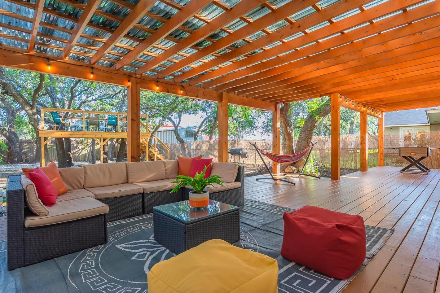 Luxurious Home With Hot Tub & Tree Deck By 6Flags ซานอันโตนิโอ ภายนอก รูปภาพ