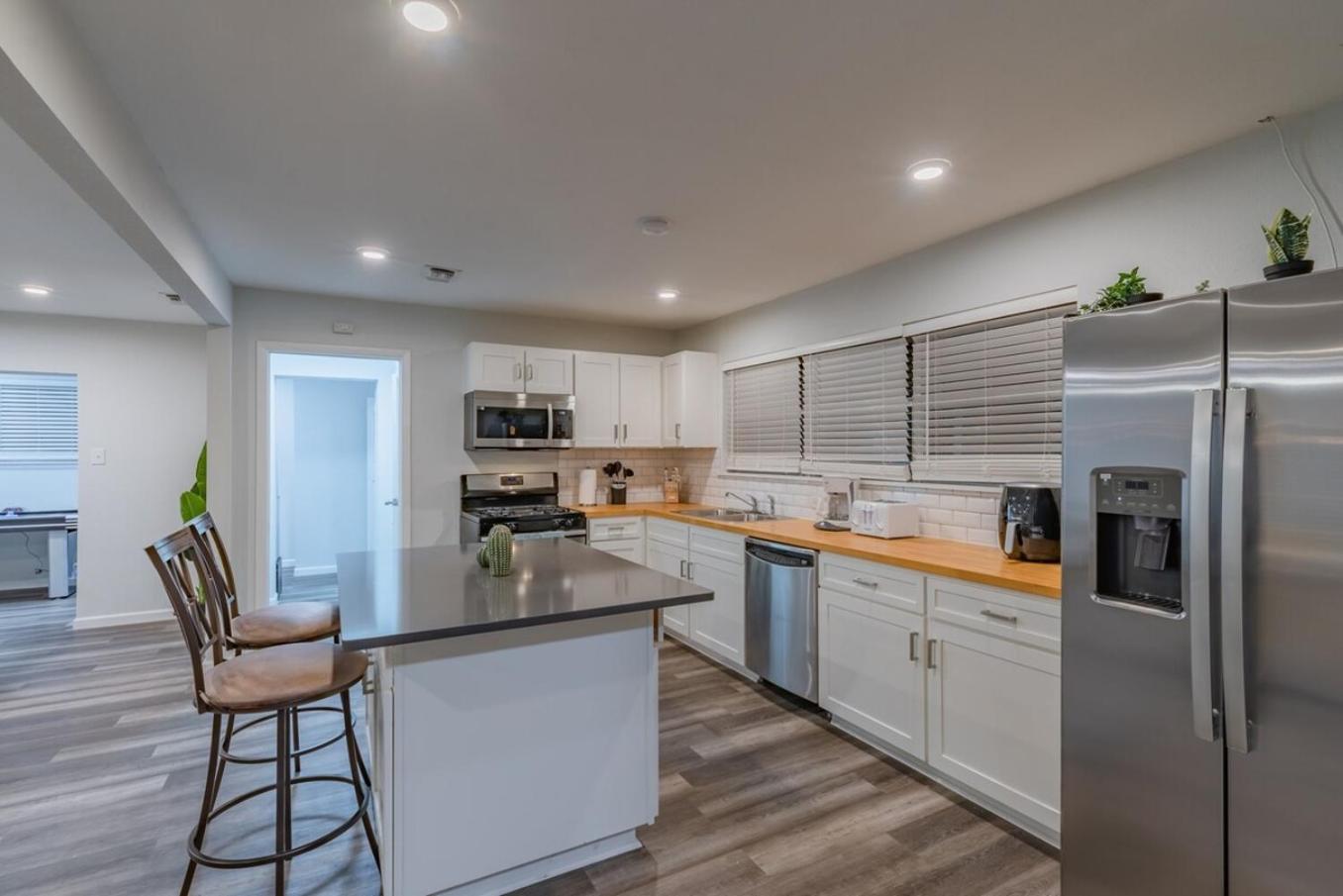 Luxurious Home With Hot Tub & Tree Deck By 6Flags ซานอันโตนิโอ ภายนอก รูปภาพ
