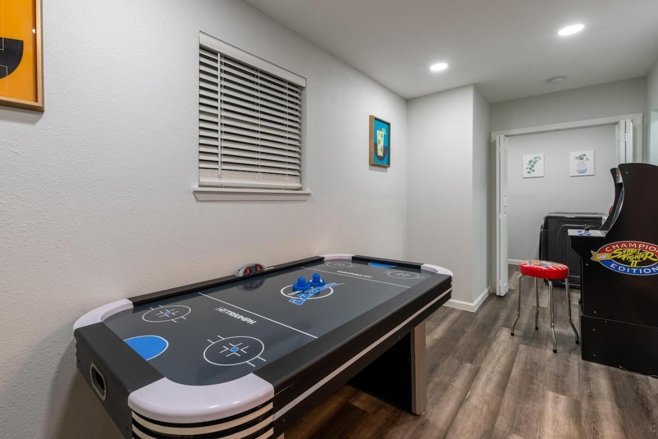 Luxurious Home With Hot Tub & Tree Deck By 6Flags ซานอันโตนิโอ ภายนอก รูปภาพ