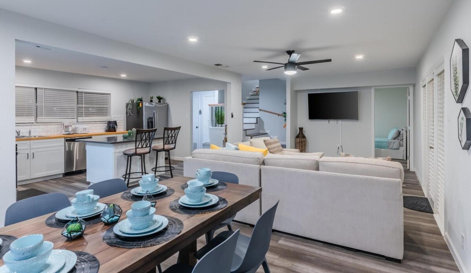 Luxurious Home With Hot Tub & Tree Deck By 6Flags ซานอันโตนิโอ ภายนอก รูปภาพ