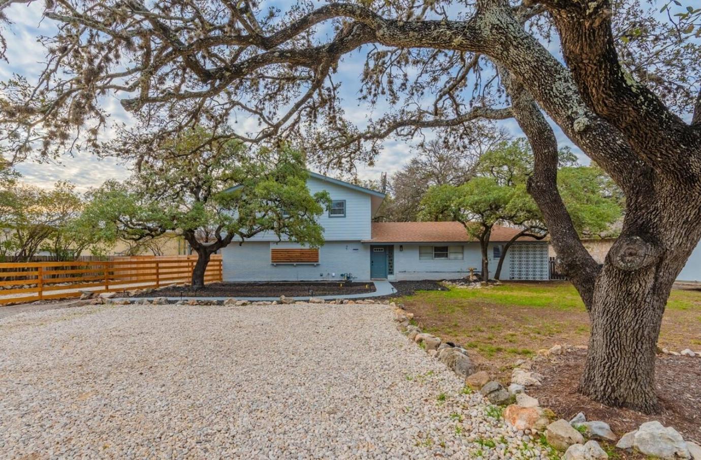 Luxurious Home With Hot Tub & Tree Deck By 6Flags ซานอันโตนิโอ ภายนอก รูปภาพ
