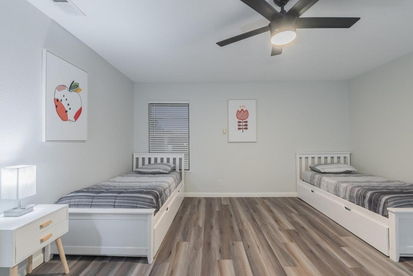 Luxurious Home With Hot Tub & Tree Deck By 6Flags ซานอันโตนิโอ ภายนอก รูปภาพ