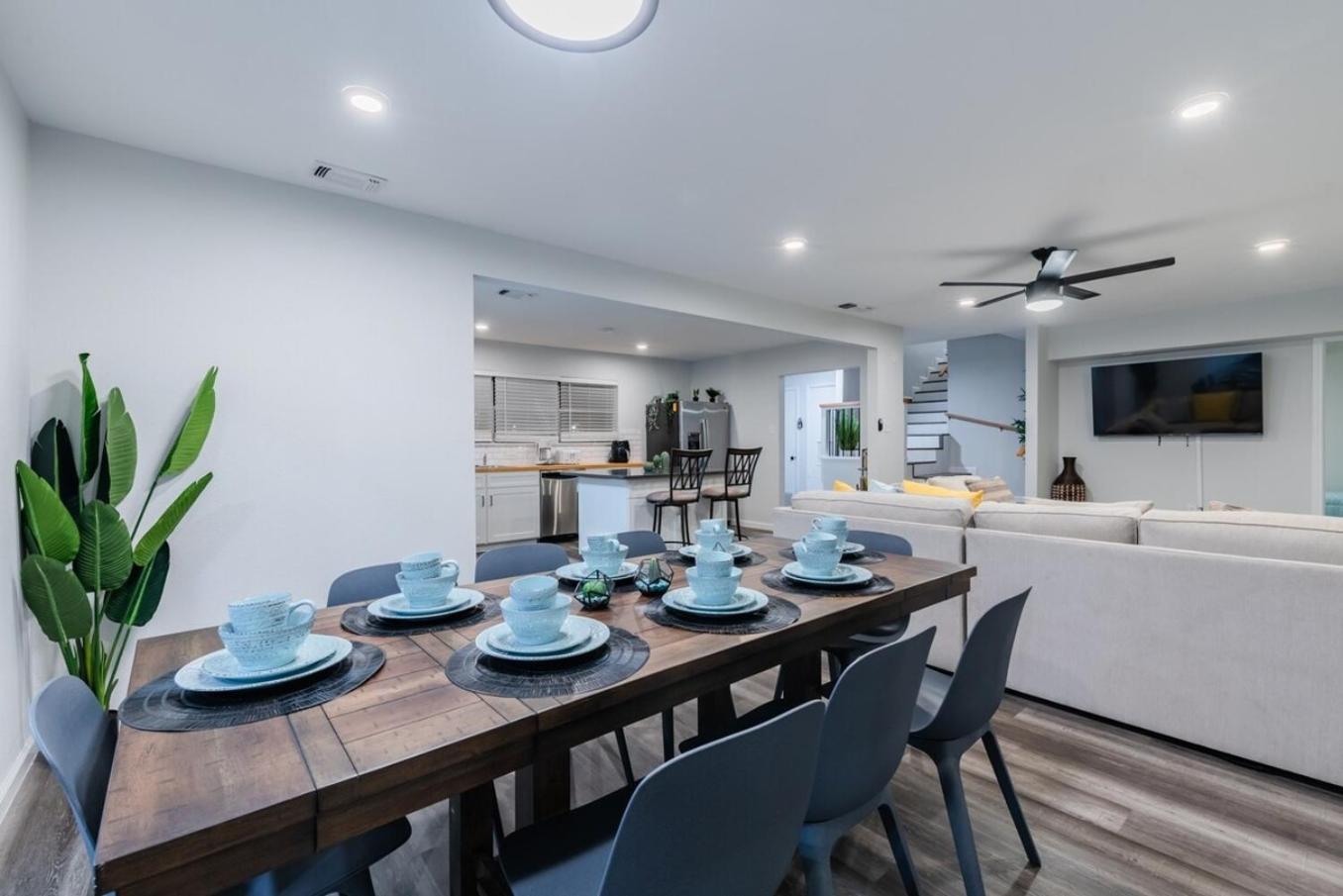 Luxurious Home With Hot Tub & Tree Deck By 6Flags ซานอันโตนิโอ ภายนอก รูปภาพ