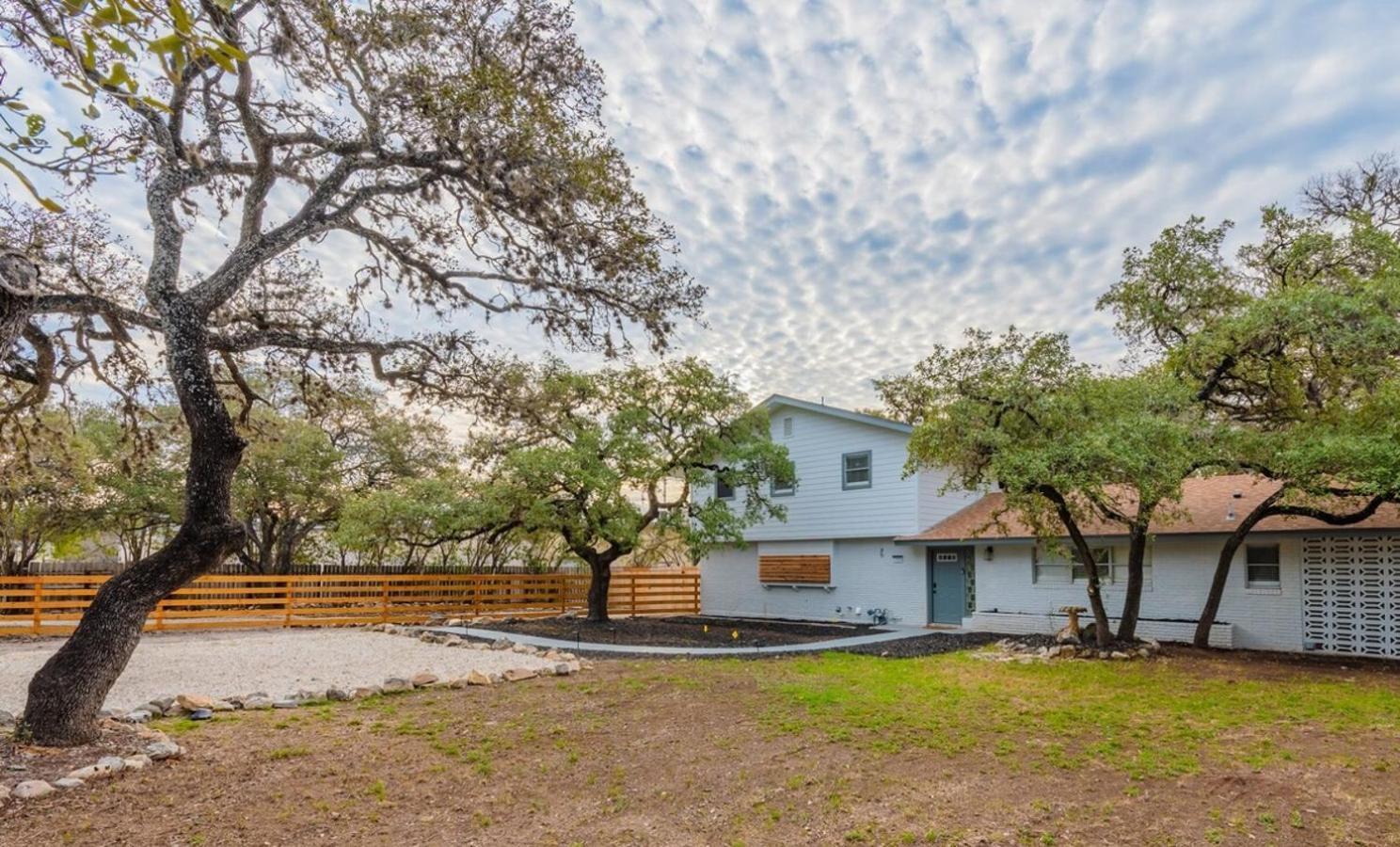 Luxurious Home With Hot Tub & Tree Deck By 6Flags ซานอันโตนิโอ ภายนอก รูปภาพ