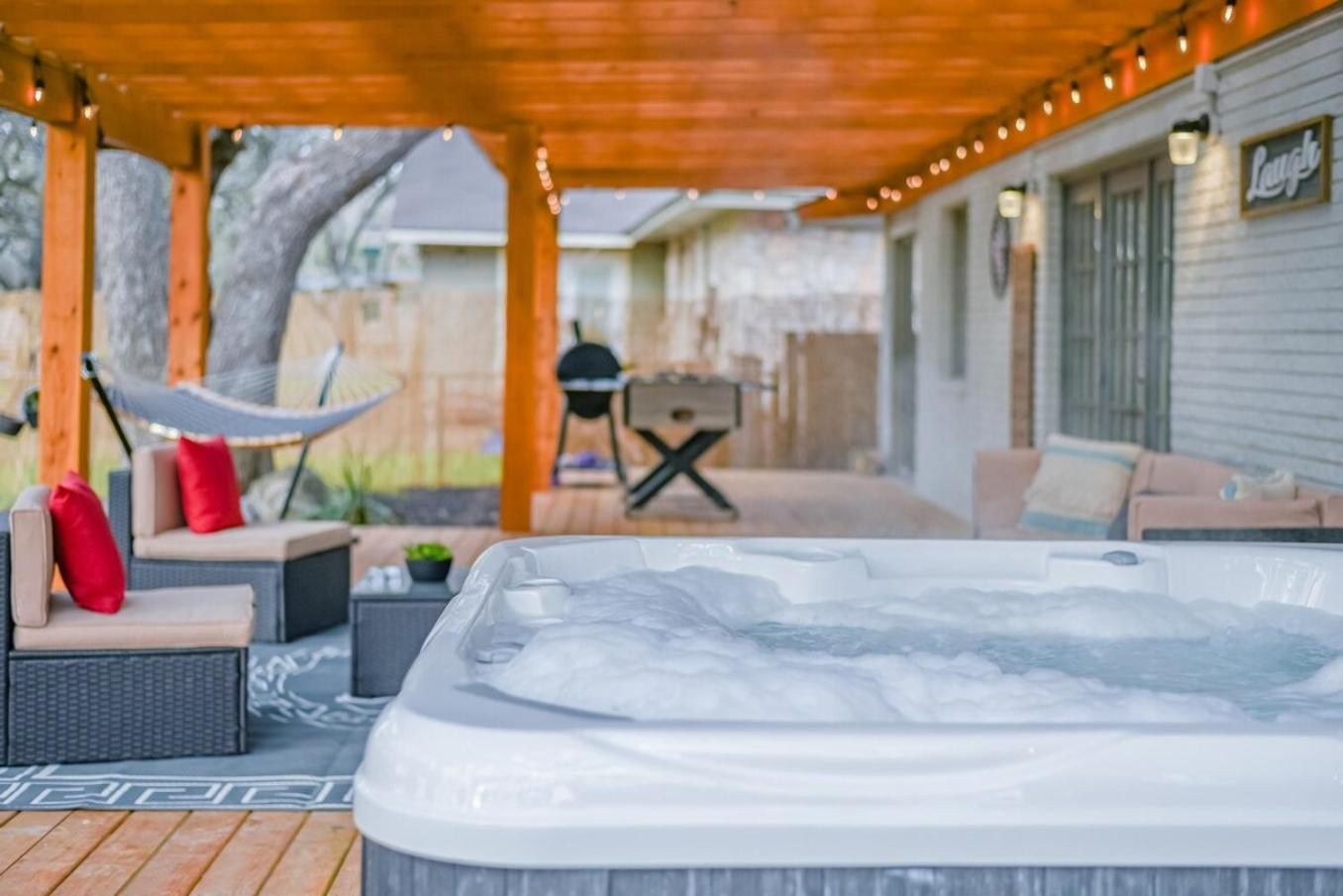 Luxurious Home With Hot Tub & Tree Deck By 6Flags ซานอันโตนิโอ ภายนอก รูปภาพ