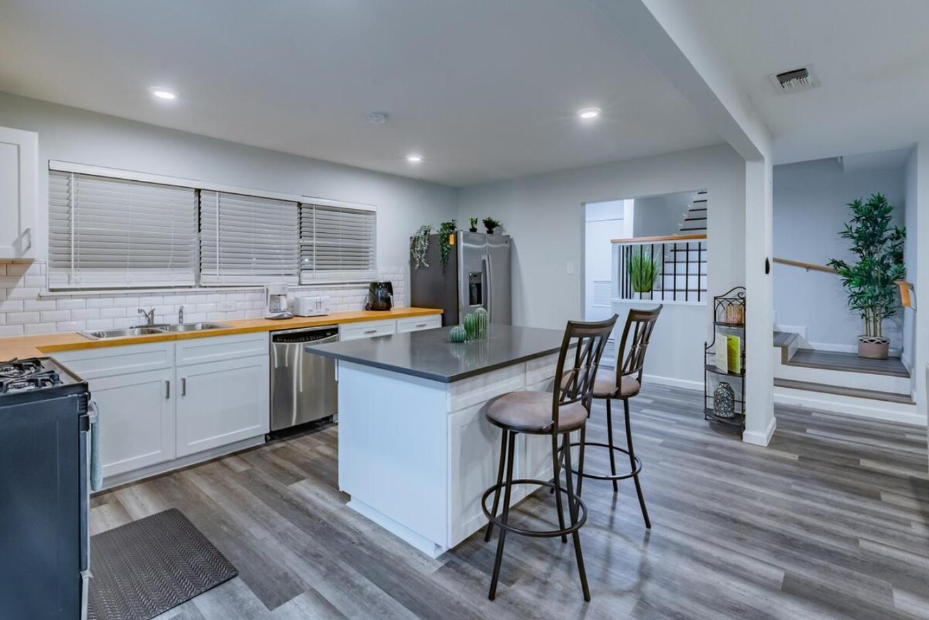 Luxurious Home With Hot Tub & Tree Deck By 6Flags ซานอันโตนิโอ ภายนอก รูปภาพ