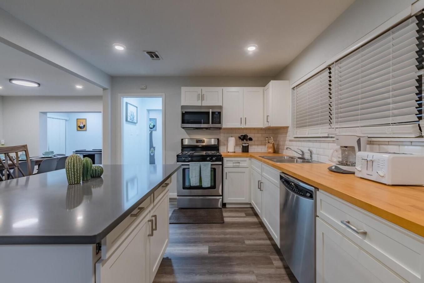 Luxurious Home With Hot Tub & Tree Deck By 6Flags ซานอันโตนิโอ ภายนอก รูปภาพ