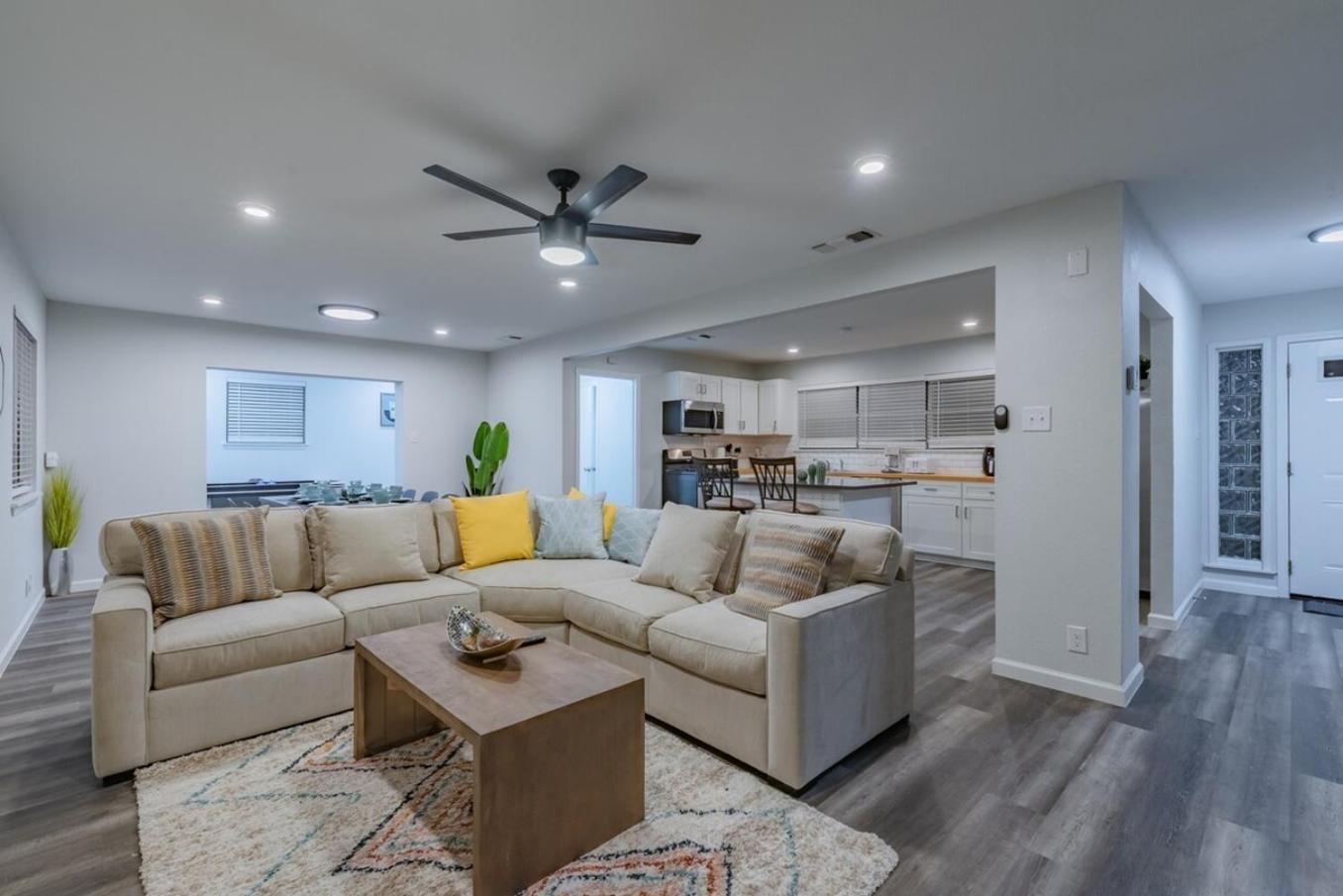 Luxurious Home With Hot Tub & Tree Deck By 6Flags ซานอันโตนิโอ ภายนอก รูปภาพ