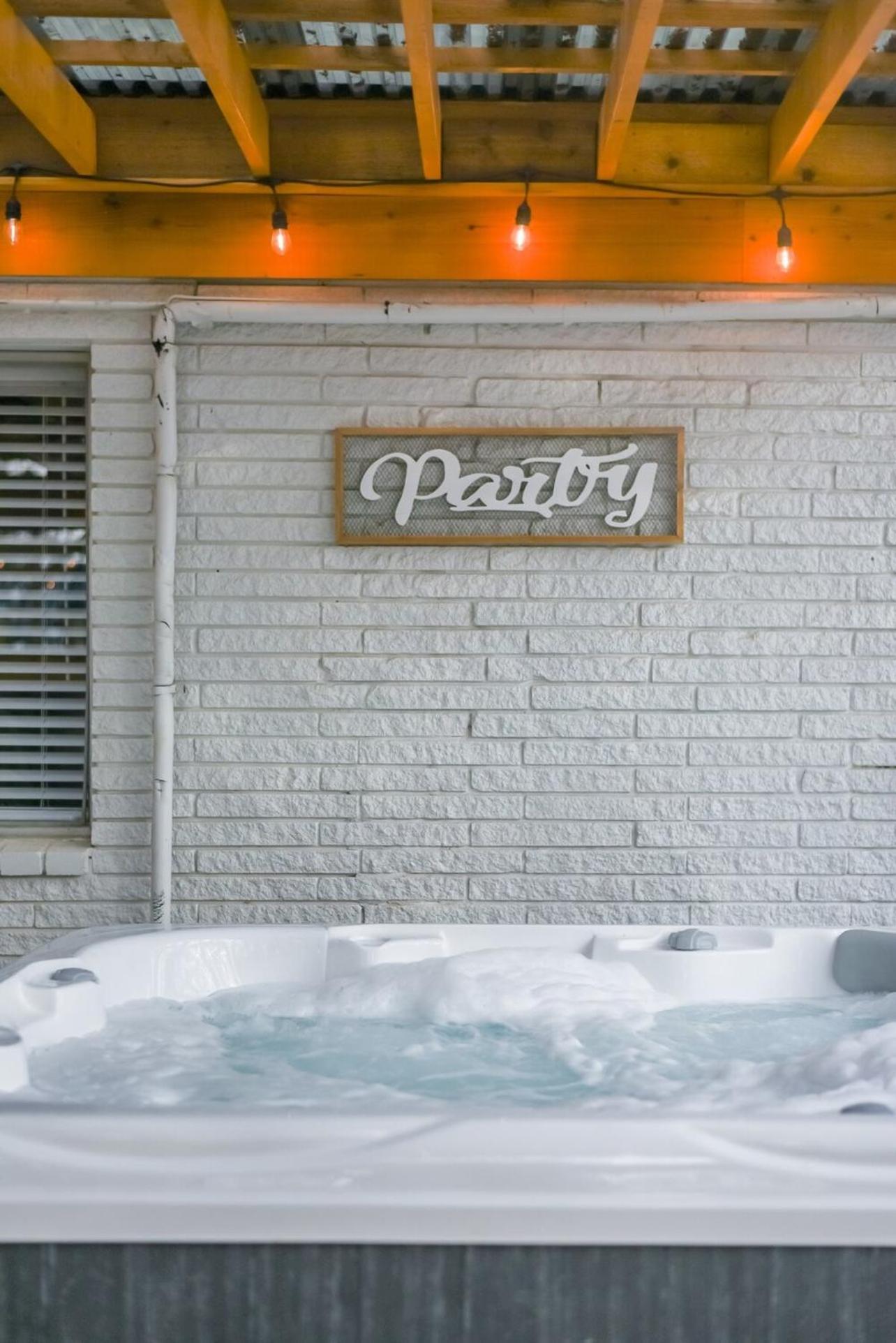 Luxurious Home With Hot Tub & Tree Deck By 6Flags ซานอันโตนิโอ ภายนอก รูปภาพ